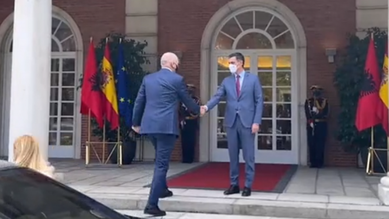 “Vizita e parë zyrtare e nivelit të lartë në Spanjë në historinë e marrëdhënieve bilaterale, hap një faqe të re”! Edi Rama jep lajmin e mirë : Nënshkruam dy marrëveshje të rëndësishme! (Video) “Vizita e parë zyrtare e nivelit të lartë në Spanjë në historinë e marrëdhënieve bilaterale, hap një faqe të re”! Edi Rama jep lajmin e mirë : Nënshkruam dy marrëveshje të rëndësishme! (Video)