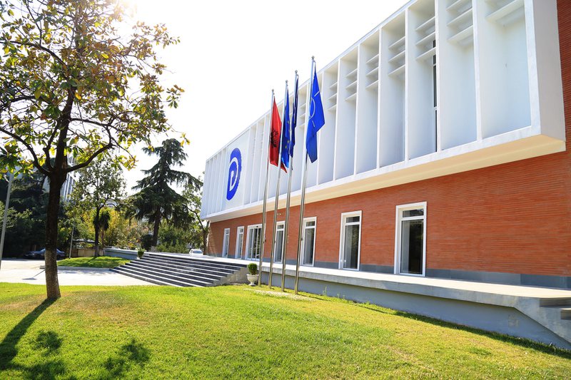 Zbardhet tjetër qarkore në PD: Sistemi i Berishës ka rënë dhe nuk ka për t’u ngritur më, e presin shumë telashe në të ardhmen Zbardhet tjetër qarkore në PD: Sistemi i Berishës ka rënë dhe nuk ka për t’u ngritur më, e presin shumë telashe në të ardhmen