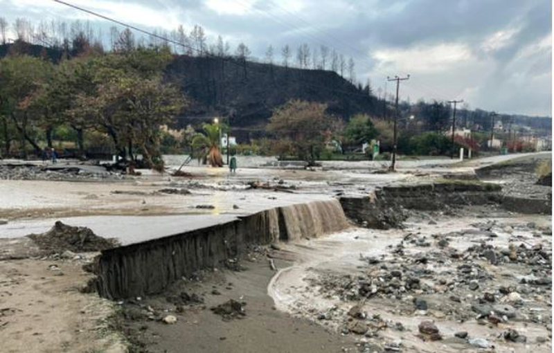 Moti i keq ‘godet’ Greqinë, qytetarët shikojnë tmerr me sy, zona të tëra shndërrohen në lumenj të vrullshëm (Video) Moti i keq ‘godet’ Greqinë, qytetarët shikojnë tmerr me sy, zona të tëra shndërrohen në lumenj të vrullshëm (Video)