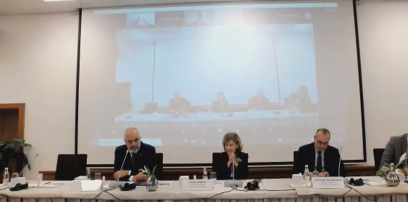 Rama tregon përvojat personale me dy mediat e njohura, zbulon me çfarë u përball kur shkoi për të shkruar artikullin: U trondita! I thashë që ishte e tepërt