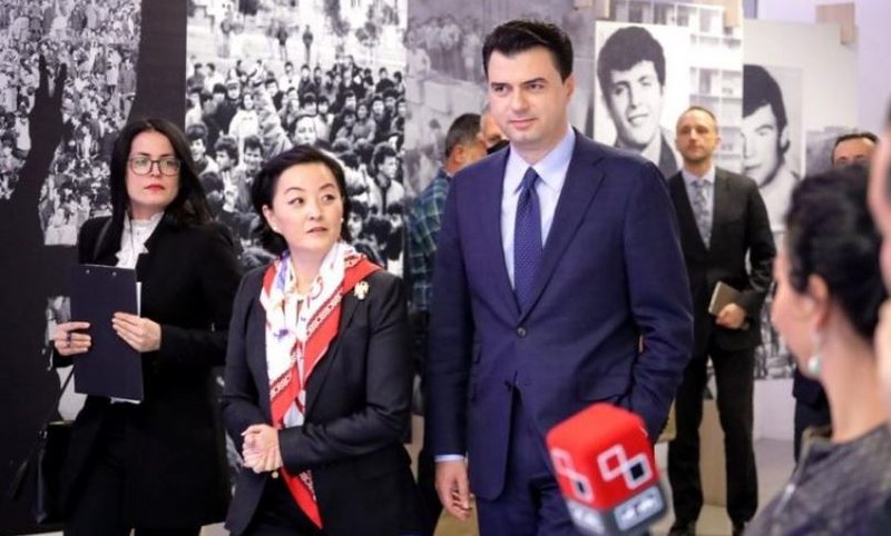 A ishin detyrat e SHBA këto që duken sikur i përmbushi Basha?! Nga shkrirja e LSI, te nxjerrja jashtë loje e dyshes Meta-Berisha dhe realizimi i reformës në drejtësi A ishin detyrat e SHBA këto që duken sikur i përmbushi Basha?! Nga shkrirja e LSI, te nxjerrja jashtë loje e dyshes Meta-Berisha dhe realizimi i reformës në drejtësi