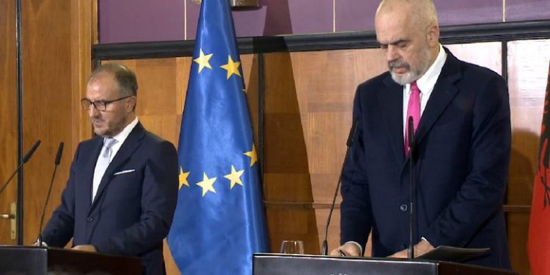 “Jam krenar për patronazhistët, po të mos ishin ata…”! Reagon Rama për albin e humbjes së PD-së : Pa ta do ishim kthyer në një ‘Foltore’ “Jam krenar për patronazhistët, po të mos ishin ata…”! Reagon Rama për albin e humbjes së PD-së : Pa ta do ishim kthyer në një ‘Foltore’