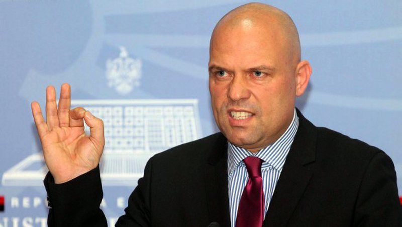 Propozimi i PD-së Bashës për vetingun e personave të angazhuar në politikë: Ylli plas deklaratën e fortë: Ky është politikani kampion me akuza penale në kurriz Propozimi i PD-së Bashës për vetingun e personave të angazhuar në politikë: Ylli plas deklaratën e fortë: Ky është politikani kampion me akuza penale në kurriz