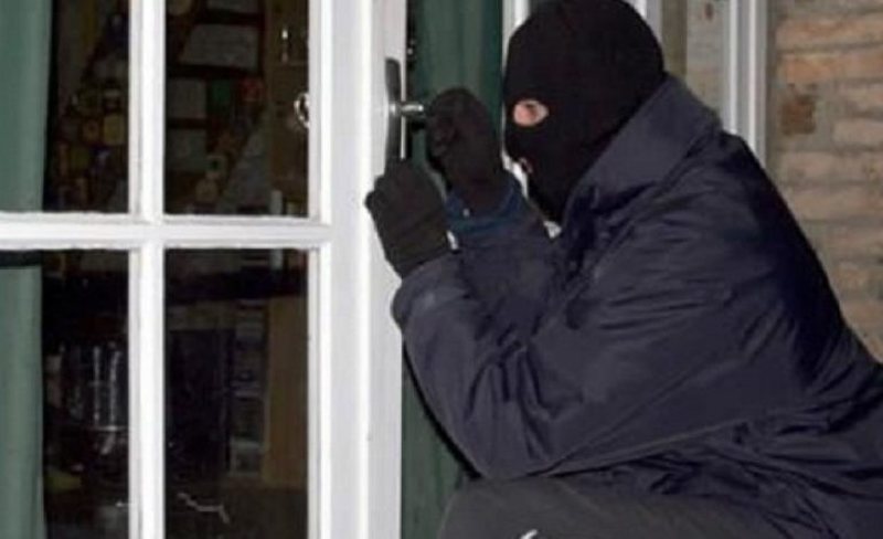 Po bën xhiron e rrjetit! Shkoi për të vjedhur, por nuk gjeti mjaftueshëm para: Ja letra e çuditshme që i la pronarit të shtëpisë hajduti! Po bën xhiron e rrjetit! Shkoi për të vjedhur, por nuk gjeti mjaftueshëm para: Ja letra e çuditshme që i la pronarit të shtëpisë hajduti!