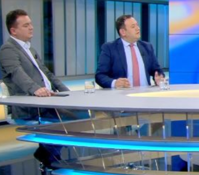 “Ty s’të pyeti njeri fare”! Plas keq sherri nëpër “studiot e gallatës” mes Lularëve dhe të Saliarëve: Kush është i tremburi këtu?!