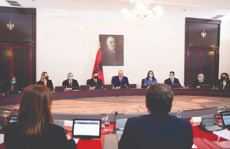 Qeveria miraton buxhetin e ri, rriten pagat për mjekët, infermierët, mësuesit, policët dhe gardianët, ja sa do të përfitojë secila kategori Qeveria miraton buxhetin e ri, rriten pagat për mjekët, infermierët, mësuesit, policët dhe gardianët, ja sa do të përfitojë secila kategori