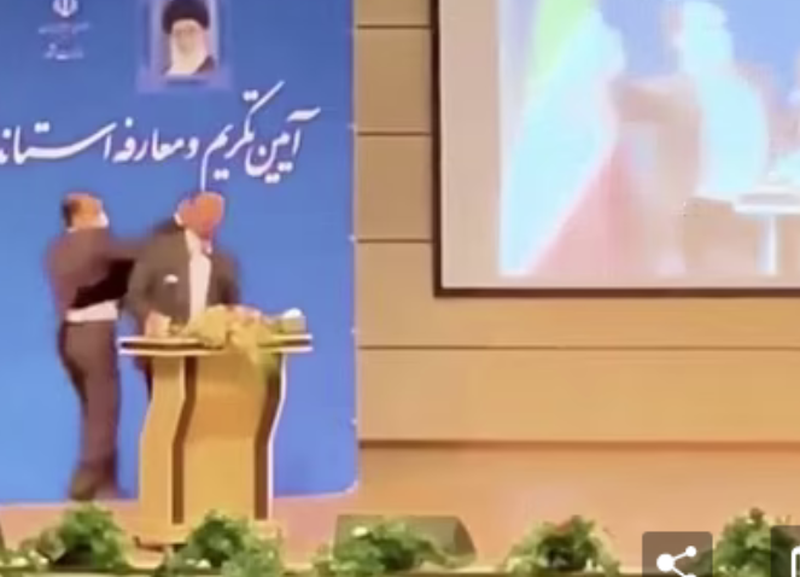 Video që po ‘thyen’ rrjetin! Anëtari i Gardës ngjitet në skenë dhe godet me shuplakë guvernatorin Video që po ‘thyen’ rrjetin! Anëtari i Gardës ngjitet në skenë dhe godet me shuplakë guvernatorin