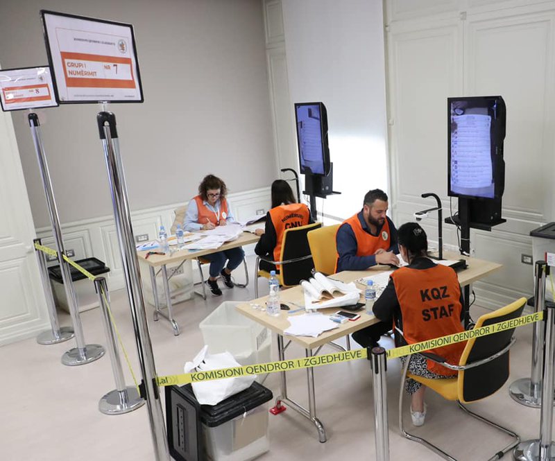 Hapja e kutive të 25 prillit, kandidatët e PD dhe LSI u vjedhin votat Berishës dhe Kryemadhit, KQZ çon për ndjekje penale komisionerët