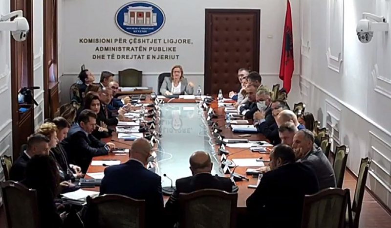 Plas sherri në komision mes Gazment Bardhit dhe Ilir Bejtjes: Zv/ministri i kujton vrasjen në Elbasan, deputeti i kërkon të dalë jashtë Plas sherri në komision mes Gazment Bardhit dhe Ilir Bejtjes: Zv/ministri i kujton vrasjen në Elbasan, deputeti i kërkon të dalë jashtë