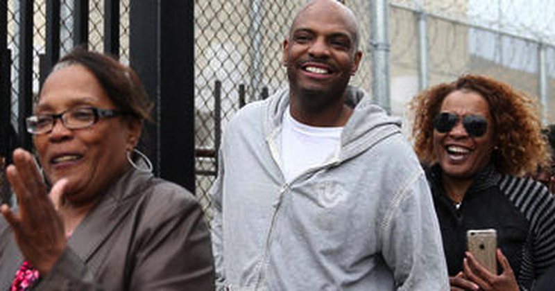 Bëri 22 vite burg për një krim që s’e kreu, gjykata i jep dëmshpërblimin e madh në fund Bëri 22 vite burg për një krim që s’e kreu, gjykata i jep dëmshpërblimin e madh në fund