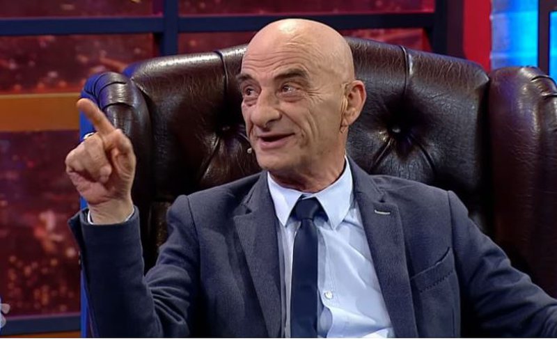 “Më ka rënë bingo me…”/ Pozoi me tre femra topless, Cekja i Beratit tregon për herë të parë çfarë i tha bashkëshortja! Aktori rrëfen dhe sherret e mëdha: Unë jam mizerabël! Gruan e kam gënjyer me dhjetëra herë për… “Më ka rënë bingo me…”/ Pozoi me tre femra topless, Cekja i Beratit tregon për herë të parë çfarë i tha bashkëshortja! Aktori rrëfen dhe sherret e mëdha: Unë jam mizerabël! Gruan e kam gënjyer me dhjetëra herë për…