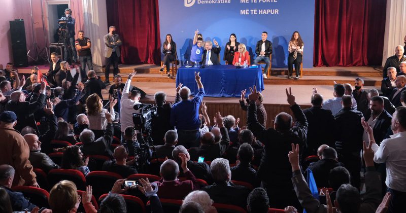 Ja tre përrallat e Berishës që i përsëriti për saliarët beratas!