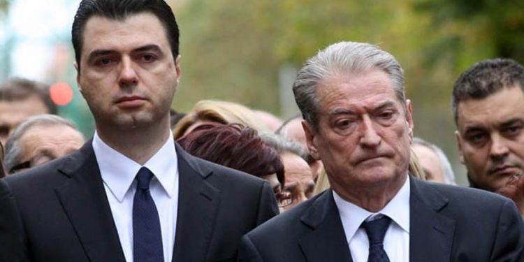 Vetingu në politikë tremb Berishën, ish-kreu i PD u kërkon deputetëve të mos votojnë draftin që do largojë emrat e zhytur në afera Vetingu në politikë tremb Berishën, ish-kreu i PD u kërkon deputetëve të mos votojnë draftin që do largojë emrat e zhytur në afera