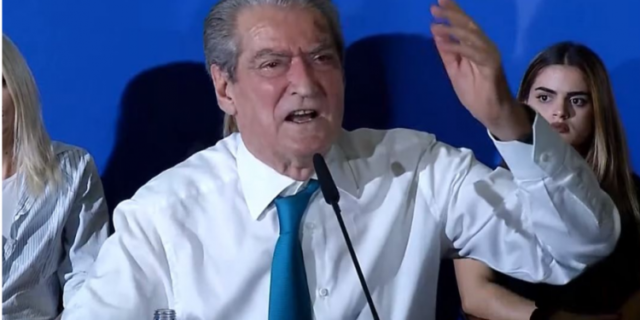 ‘Kapni kunatin dhe Hotët, zhdukni Xhelal Mziun’! VIDEO epike për ‘Foltoren’ e Berishës: “Nuk luftohet Amerika me hajvanë si ju”! ‘Kapni kunatin dhe Hotët, zhdukni Xhelal Mziun’! VIDEO epike për ‘Foltoren’ e Berishës: “Nuk luftohet Amerika me hajvanë si ju”!