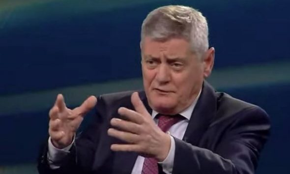 “Pse qeshe ti”? Dash Shehi sherr me Eduart Shalsin tek Ekonomia: Legen, jam 64-vjeç dhe kam 30-vjet në këtë parlament “Pse qeshe ti”? Dash Shehi sherr me Eduart Shalsin tek Ekonomia: Legen, jam 64-vjeç dhe kam 30-vjet në këtë parlament