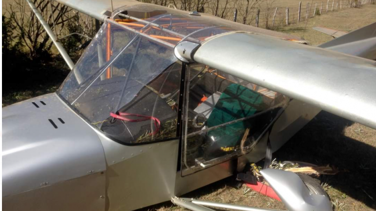 Avioni i rrëzuar në Kelmend, kryeplaku i fshatit: Personat në avion flisnin shqip. Mjeti u përplas me disa pemë, ra në livadh Avioni i rrëzuar në Kelmend, kryeplaku i fshatit: Personat në avion flisnin shqip. Mjeti u përplas me disa pemë, ra në livadh