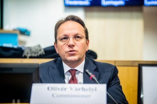 “Voldemorti i Zgjerimit”! Komisioneri Várhelyi akuzohet se injoroi shqetësimet për të mbështetur Serbinë “Voldemorti i Zgjerimit”! Komisioneri Várhelyi akuzohet se injoroi shqetësimet për të mbështetur Serbinë