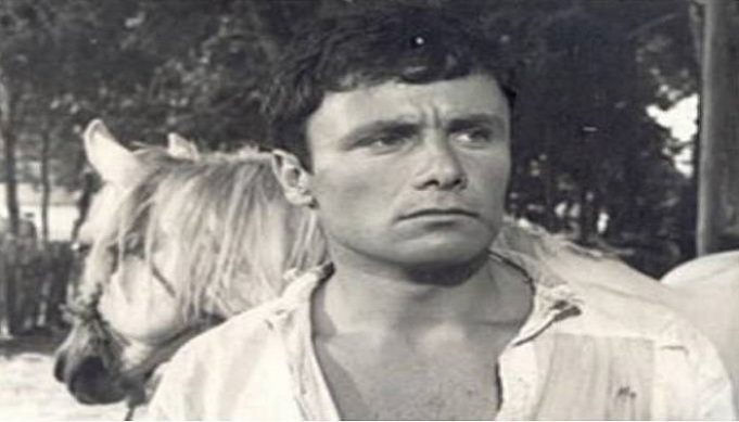 5 tetor 1953, lindi aktori Alfred Bualoti, i urojmë “Gëzuar Datëlindjen” 5 tetor 1953, lindi aktori Alfred Bualoti, i urojmë “Gëzuar Datëlindjen”