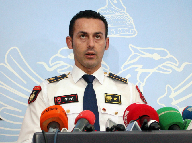 Profili i 45 vjeçarit që merr në duar e “frerët” e policisë ne qytetin e Elbasanit Profili i 45 vjeçarit që merr në duar e “frerët” e policisë ne qytetin e Elbasanit