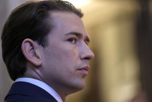 Dyshime për korrupsion në Austri: Bastiset selia e kancelarit Sebastian Kurz dhe zyrat e partisë së tij Dyshime për korrupsion në Austri: Bastiset selia e kancelarit Sebastian Kurz dhe zyrat e partisë së tij