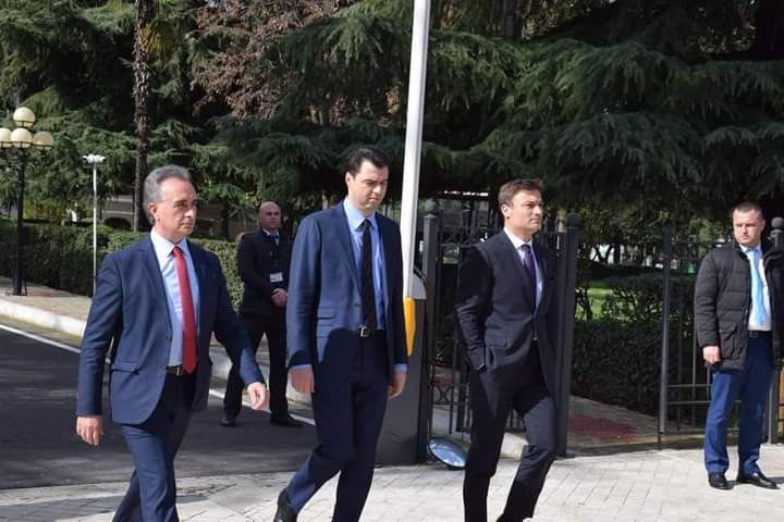 Lufta mes demokratëve zbret edhe në Fier: O Lulzim, si na barazon me një të dënuar ordiner në Itali? Lufta mes demokratëve zbret edhe në Fier: O Lulzim, si na barazon me një të dënuar ordiner në Itali?