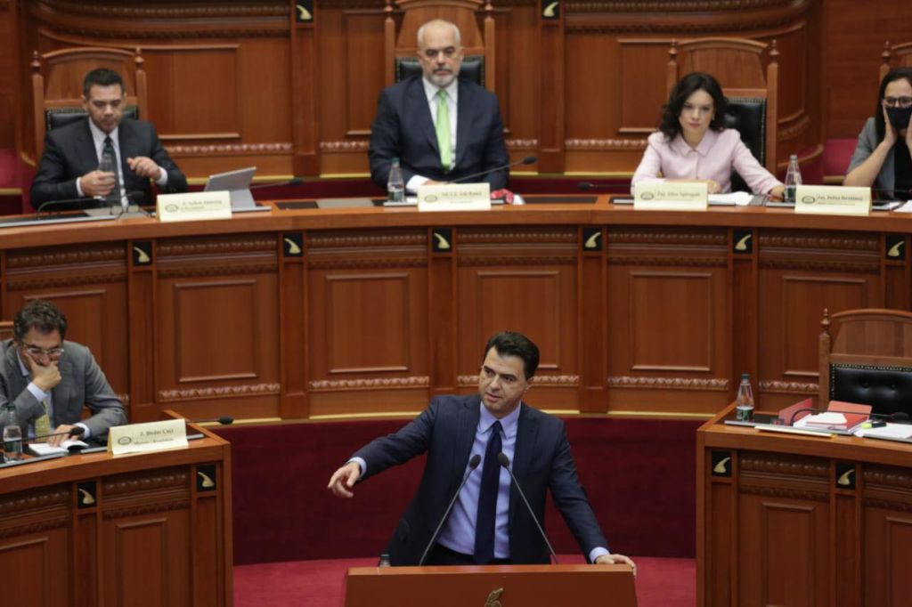 Dy standartet e Bashës në betejën parlamentare: Trim me Lindita Nikollën e “pulë” me Gramoz Ruçin