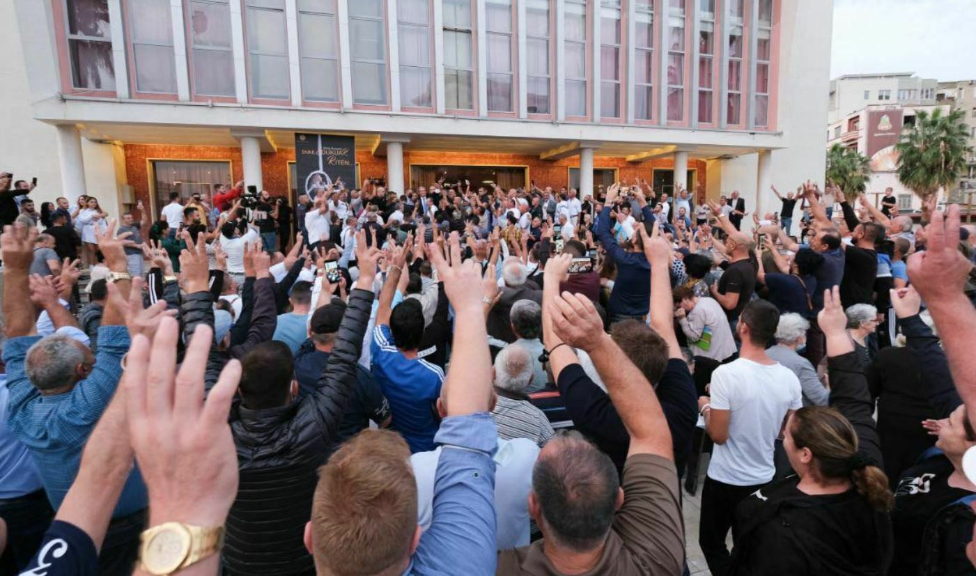 Ja planet e dhunshme të Berishës për të marrë PD! Skenar si në 1998 për të sulmuar selinë dhe larguar me forcë Bashën Ja planet e dhunshme të Berishës për të marrë PD! Skenar si në 1998 për të sulmuar selinë dhe larguar me forcë Bashën