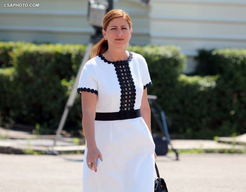 Moza nga Tropoja e ndanë “pazarin”: “Bashën e mbështesin 95% e personave që futen në seli, Berisha ka përkrahjen e 95% të bazës së PD” Moza nga Tropoja e ndanë “pazarin”: “Bashën e mbështesin 95% e personave që futen në seli, Berisha ka përkrahjen e 95% të bazës së PD”