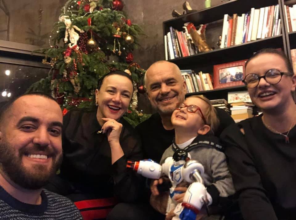 “Dua të kem një jetë të tretë”, Rama flet për të ardhmen pas largimit nga politika: Nuk do bëhem mbret dhe as President i Shqipërisë e Kosovës “Dua të kem një jetë të tretë”, Rama flet për të ardhmen pas largimit nga politika: Nuk do bëhem mbret dhe as President i Shqipërisë e Kosovës