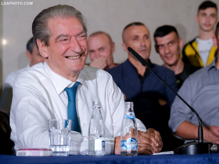 Ish-deputeti i PD: Berisha është e shkuara, “Foltoret” me 200 veta mbushen me naivë Ish-deputeti i PD: Berisha është e shkuara, “Foltoret” me 200 veta mbushen me naivë