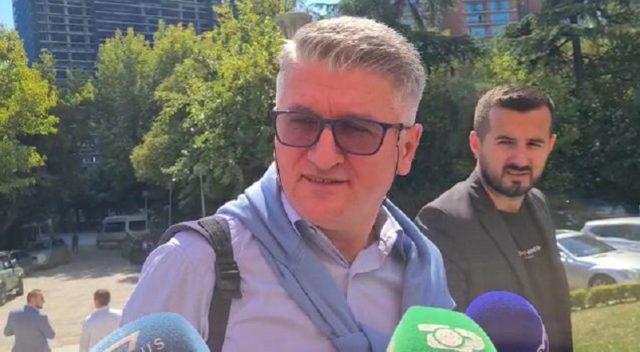 Gjekmarkaj: Berisha sillet sikur partia është ‘tokë e xanun’, vetë Ali e vetë Kadi! I duhet partia për t’u mbrojtur nga drejtësia Gjekmarkaj: Berisha sillet sikur partia është ‘tokë e xanun’, vetë Ali e vetë Kadi! I duhet partia për t’u mbrojtur nga drejtësia