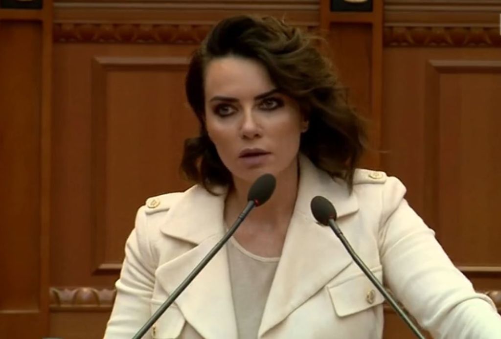 Grida Duma ngatërron Saliun me Ramën: I reciton poezinë që Dritëro Agolli e shkroi për Berishën Grida Duma ngatërron Saliun me Ramën: I reciton poezinë që Dritëro Agolli e shkroi për Berishën