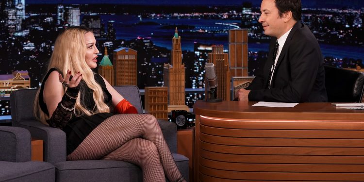 Pamjet që u bënë menjëherë virale! Këngëtarja 63-vjeçare vë në siklet gazetarin, ngrihet nga vendi i saj dhe shtrihet… Pamjet që u bënë menjëherë virale! Këngëtarja 63-vjeçare vë në siklet gazetarin, ngrihet nga vendi i saj dhe shtrihet…