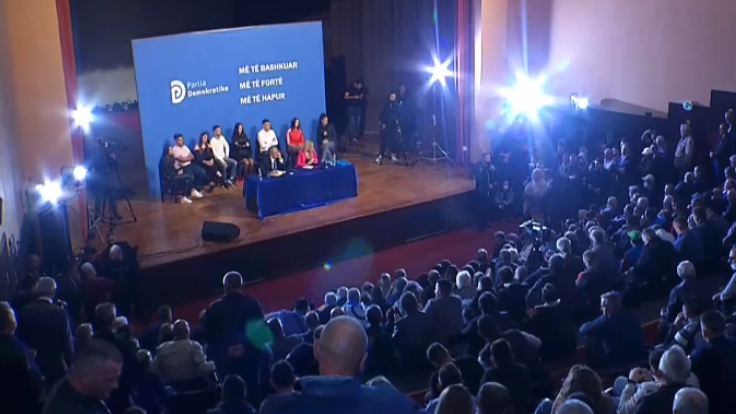 Kaos në foltoren e Berishës, militantët i sulen demokratit të liruar nga burgu në Itali për t’i marrë mikrofonin, burri: Ju ka çuar Rama Kaos në foltoren e Berishës, militantët i sulen demokratit të liruar nga burgu në Itali për t’i marrë mikrofonin, burri: Ju ka çuar Rama