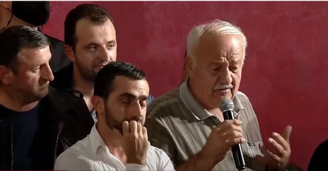 Demokrati elbasanas në ekstazë, apo nga psikiatria në Foltore: Sali Berisha është dielli në Shqipëri, je Ataturku ynë. Rama po na rrëmben fëmijët, i mbajmë mbyllur në shtëpi
