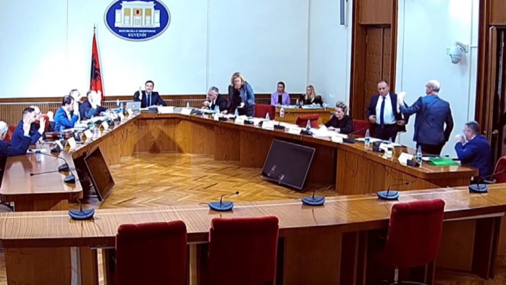 “Alibeaj show”: PD e kërkon hetimin e 25 prillit… si një spektakël teatral “Alibeaj show”: PD e kërkon hetimin e 25 prillit… si një spektakël teatral