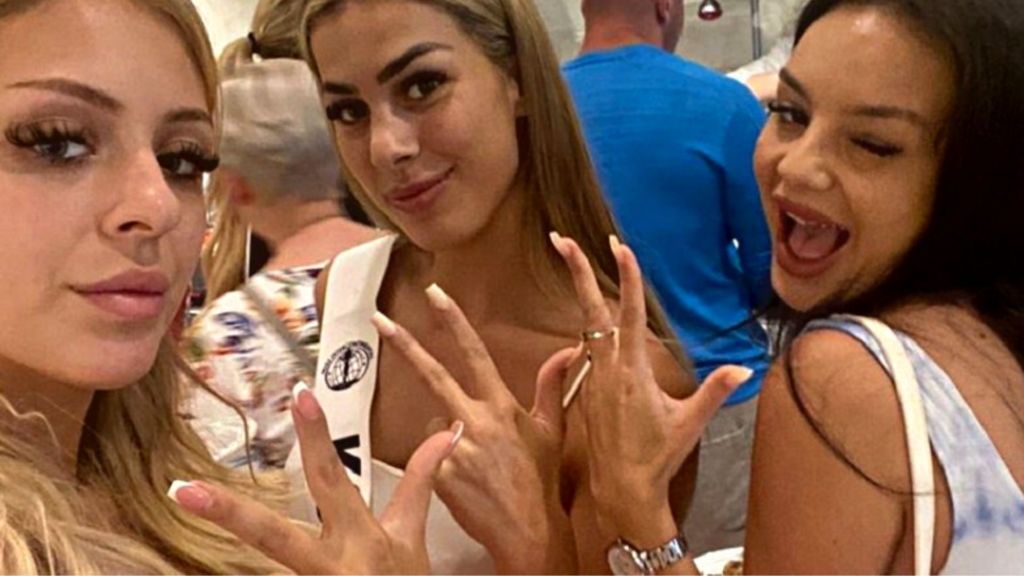 Bënë foto me tre gishta lart, Miss Shqipëria dhe Miss Kosova akuzojnë për manipulim Miss Serbinë: S’e dinim që ky ishte simbol serb Bënë foto me tre gishta lart, Miss Shqipëria dhe Miss Kosova akuzojnë për manipulim Miss Serbinë: S’e dinim që ky ishte simbol serb