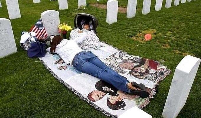 Nuk ka mbetur njeri pa u përlotur kur ka parë këtë foto! Nëna merr të birin dhe shkon te vendi ku prehet babai i tij: Ja kisha premtuar…