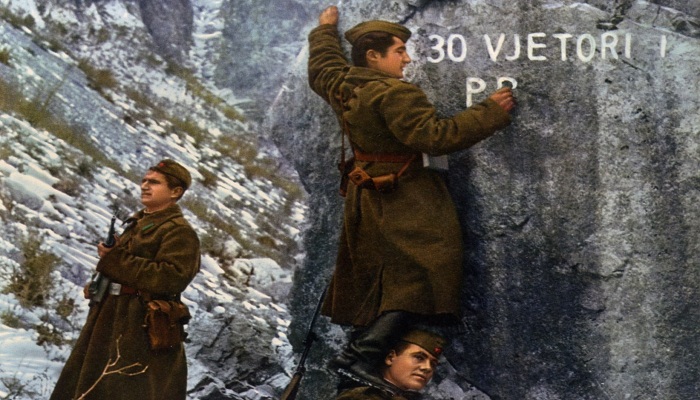 Ka qenë një kohë kur në vend të reklamave që sot i gjen anekënd Shqipërisë, brezit tim mund t’i zinte syri dhe mund të lexonte vetëm parullat e partisë Ka qenë një kohë kur në vend të reklamave që sot i gjen anekënd Shqipërisë, brezit tim mund t’i zinte syri dhe mund të lexonte vetëm parullat e partisë