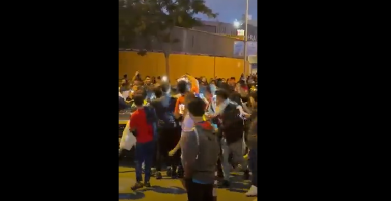 VIDEO/ Tifozët nuk “kapërdijnë” humbjen në “El Clasico”, shihni si sulmojnë makinën e Koeman pas ndeshjes VIDEO/ Tifozët nuk “kapërdijnë” humbjen në “El Clasico”, shihni si sulmojnë makinën e Koeman pas ndeshjes