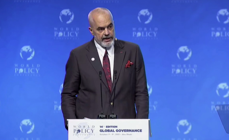 Rama e nis fjalimin në “Konferencën e Politikave Botërore” me batuta: Jam mes kryeministrave më të gjatë në botë, i vendit më të vogël në planet Rama e nis fjalimin në “Konferencën e Politikave Botërore” me batuta: Jam mes kryeministrave më të gjatë në botë, i vendit më të vogël në planet