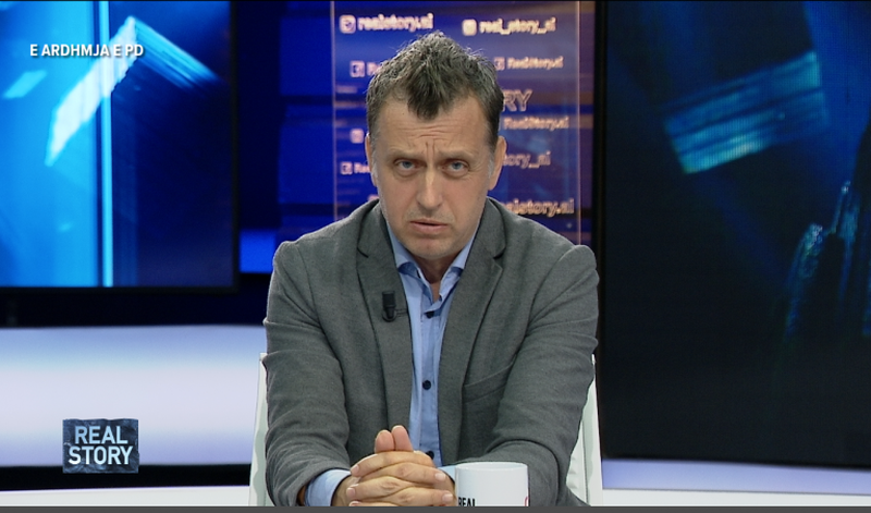 Humb kontrollin e mjetit në gjendje të dehur dhe përplaset me derën e një biznesi, arrestohet analisti Roland Lami Humb kontrollin e mjetit në gjendje të dehur dhe përplaset me derën e një biznesi, arrestohet analisti Roland Lami