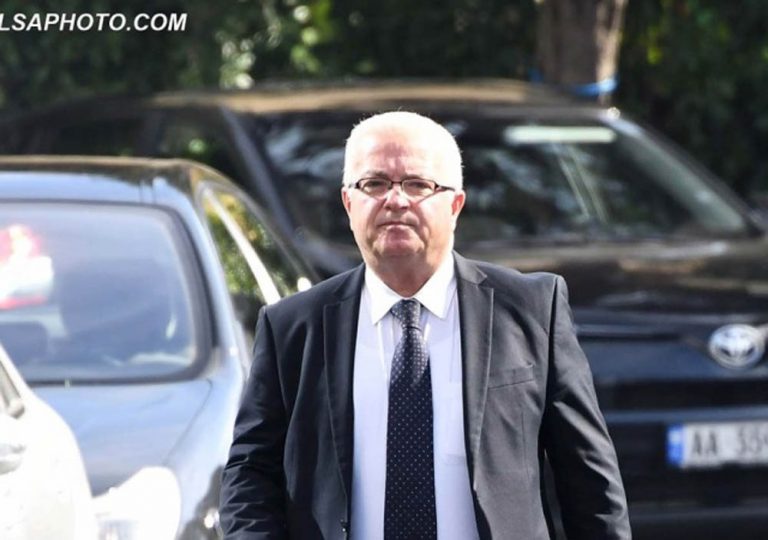 “Ç’kërkon më Mondi”?! Spaho ‘i përvishet’ Salianjit dhe i kujton Babalen: Mos shaj në telefon! “Ç’kërkon më Mondi”?! Spaho ‘i përvishet’ Salianjit dhe i kujton Babalen: Mos shaj në telefon!