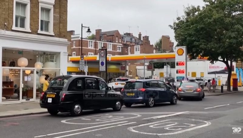 Britania si Kosova: Letër ngjitëse tek targat për të hyrë në BE! Britania si Kosova: Letër ngjitëse tek targat për të hyrë në BE!