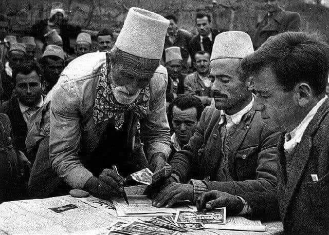 Fshatarët “vullnetarisht” i japin lek hua shtetit komunist për të ndërtuar socializmin Fshatarët “vullnetarisht” i japin lek hua shtetit komunist për të ndërtuar socializmin