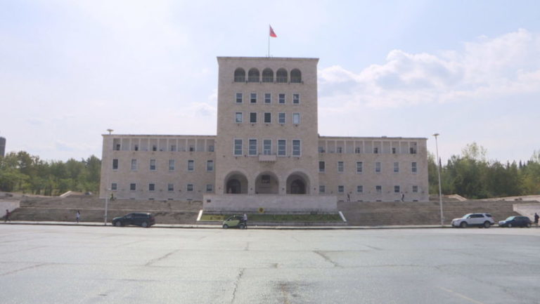 Paratë për roje dhe naftë: Si i kanë shpenzuar fondet universitetet publike Paratë për roje dhe naftë: Si i kanë shpenzuar fondet universitetet publike