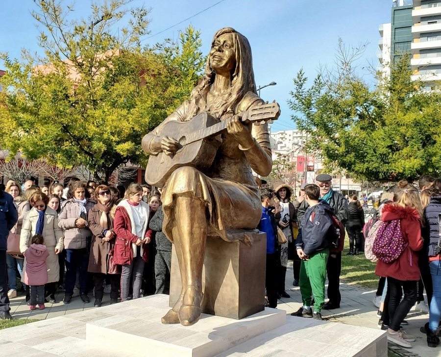Pasardhësja më e denjë e saj Ema Qazimi kujton: Vaçe Zelën e adhuroja, e kisha idhull, e dëgjoja në radio, pasi televizor nuk kishim Pasardhësja më e denjë e saj Ema Qazimi kujton: Vaçe Zelën e adhuroja, e kisha idhull, e dëgjoja në radio, pasi televizor nuk kishim