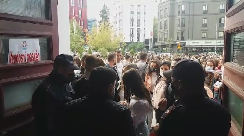 Përplasje mes studentëve dhe policisë në Fakultetin e Historisë dhe Filologjisë: “Çfarë vaksinimi, hap rrugën” Përplasje mes studentëve dhe policisë në Fakultetin e Historisë dhe Filologjisë: “Çfarë vaksinimi, hap rrugën”