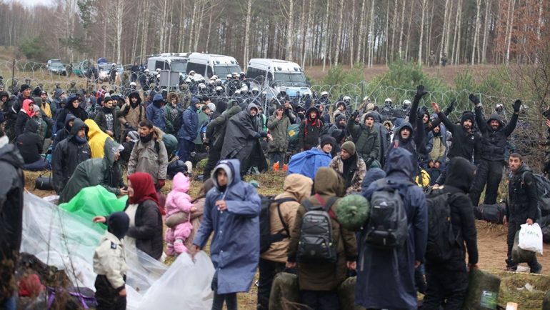 Dramë në kufirin me Bjellorusinë! Dhjetëra emigrantë vdesin nga të ftohtit, qindra të tjerë kalojnë ilegalisht në BE me ndihmën e ushtarëve bjellorusë