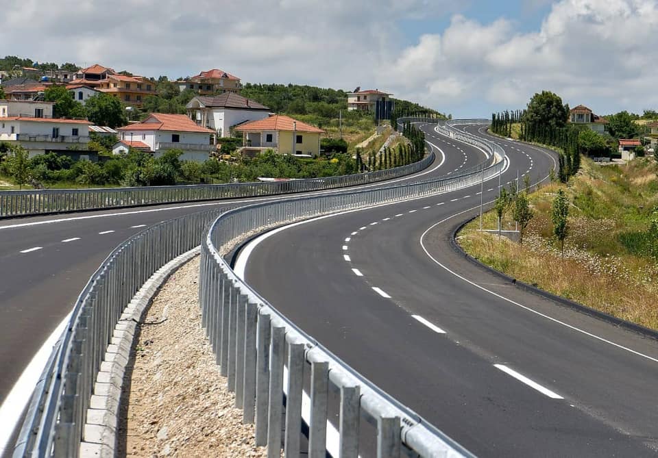 “Je në mandatin e tretë dhe akoma nuk ke përfunduar asnjë rrugë”! Rama i përgjigjet “saliarit” që vetëm dëgjon “Je në mandatin e tretë dhe akoma nuk ke përfunduar asnjë rrugë”! Rama i përgjigjet “saliarit” që vetëm dëgjon